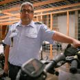 Amrik Singh Chadha, politikommissær og operativ leder af færdselsafdelingen i Østjyllands Politi har et efterårsønske. Og det er, at du får tjekket lyset på din bil. Foto: Benny Kjølhede