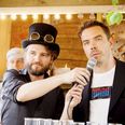 De to vanbrydere Thomas Vovemod og Jonas Pindhund har meget på hjertet. Nu inviterer de hele byen med til ar diskutere hvordan vi bliver bedre til at dele. Foto: Vanbrudspalæet