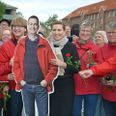Djurs Kredsens socialdemokratiske folketingsmedlem gennem 15 år, Leif Lahn Jensen var grundet corona kun til stede som et papskilt, da statsminister Mette Frederiksen onsdag eftermiddag gæstede Viden Djurs i Grenaa. Omgivet af de trofaste partisoldater, der bakker op om både Mette og Leif i valgkampen. Foto: Søren Andersen