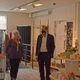 Anders Ladekarl besøgte i forrige uge Røde Kors butikken i Skanderborg. Pressefoto