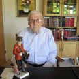 Kristian Fisker Jensen med en fin figur, han fik ved et jubilæum som landpostbud. Foto: Erna Bachmann