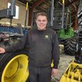 Nikolaj Nymark Pedersen, der netop har opnået titlen som Danmarks Bedste Lærling, er her i gang med klargøring af en John Deere 1510G på sit lærested Skovteknik.dk i Randers . Foto: Anette Bonde.