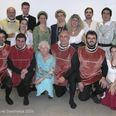 En del af Belcanto Opera Company fra besøget i 2009 med Birthe Frisenette i lyseblåt i midten. Pressefoto