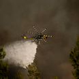 46-årige Rune Kyndal deltog i slukningen af naturbrande nær Athen, da han blev dræbt i et helikopterstyrt. Billedet her er fra slukningsarbejdet og ikke Rune Kyndals helikopter. Foto: Angelos Tzortzinis/AFP/Ritzau Scanpix