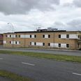 Udsugningsanlægget på toppen af de nye ungdomsboliger på Regnbuevænget i Skanderborg er for højt og skal forkortes samt afdækkes.