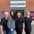 Trine Møller (tv.) driver også Kop & Kande i Auning. Her er hun sammen med sin faste stab i Grenaa Cindy Binau, Yasmin Sommer og Julie Hoffmann. 1. oktober starter desuden en ny elev i forretningen.