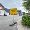 Hvorfor mødes borgerne af dette skilt på Hornslet Station? Svaret får du i artiklen. Foto: Jonas Wrede Hansen.