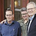 Keld Sørensen (th.) siger farvel efter 12 år, mens en tidligere kollega, Henrik Søstrøm (tv.) vender tilbage. Mediekonsulent Lykke Laursen (midt) og salgschef Inge Merete Jepsen udgør resten af salgsteamet på Lokalavisen Favrskov. Foto: Kian Johansen