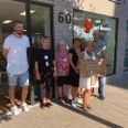 Glade modtagere af en fornem check. Pressefoto