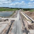 Landevejen er genetableret efter halvandet års lukning. Det skete da ler og jord strømmede ned fra bakken, hvor Nordic Waste i årevis havde ophobet jord op. Foto: Kenneth Stoll-Demant