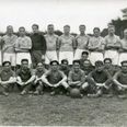Hadstens frihedskæmpere (stående) spillede fodbold mod 11 ørkenrotter. Fra venstre: Peder Petersen (dommer) - Stinus Jensen – Kristian Jensen - Arne Sørensen - Børge Christensen - Jørgen Hansen - Erik Christensen - Poul Sørensen - Georg Sørensen - Verner Christensen - Lars Olesen - Harry Andersen.