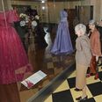 Dronning Margrethe var med til at åbne udstillingen ’Fra Dronningens Garderobe’ i Den Gamle By. Til højre for Hendes Majestæt Dronningen ses museumsinspektør Tove Engelhardt. Foto: Den Gamle By