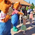 Djurs Sommerlands to maskotter, Karlo og Karoline, gjorde stor lykke. Foto: Mogens Greve