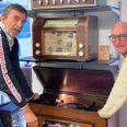 Det gamle apotek på Adelgade i Ebeltoft får nyt liv. Kim Klastrup (tv.) har i to år haft det private museum Beomus i bygningen. 24. april åbner både museum og en ny retro-butik, Shop Encore, der er stiftet af Martin Lind Nielsen. Foto: Kian Johansen