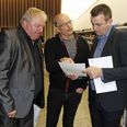 Søren Ibsen fra Styregruppen flankeres af MF'erne Kim Christiansen (DF) (tv.) og Leif Lahn Jensen (S) ved efterårets folkemøde på Kvadrat om daglig sejlads Ebeltoft-Odden, t.-rt. Styregruppen kalder det en sejr, at borgmesteren har indvilget i at bede Økonomiudvalget om mandat til at få foretaget en markedsundersøgelse. Foto: Lars Norman Thomsen