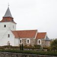 Trige Sogn skal finde to nye præster, hvilket blandt andet får betydning for de faste gængere i Spørring Kirke. Arkivfoto: Lone Dybdal Jensen