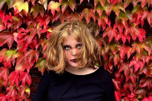 Se upcoming scenekunst inden for diverse genrer og mød, tal og fest med andre teaterglade mennesker. Det er summen af den 14. udgave af QuongaFest, som skaber kreativt kaos på Godsbanen 17. til 20. november. 