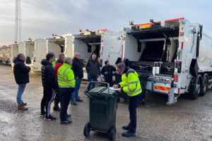 Fra årsskiftet overtager spanskejede Urbaser A/S en stor del af affaldstømningen på Djursland, og firmaets chauffører er klar til opgaven i spritnye to-kammer skraldebiler hjemkøbt til at løse opgaven i både Norddjurs og Syddjurs - også når den nye affaldsordning rulles ud 1. maj. 