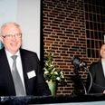 Regionsrådsformand Steen Bach Nielsen takker for Energi- og miljøprisen, der blev overrakt af Klima-, Energi- og Bygningsminister Martin Lidegaard. (Foto: Nils Lund Pedersen).