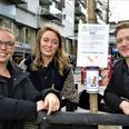 Malene Schmidt, Anne Sofie Nikolajsen (i midten) og Valdemar Lind vil gøre det let for aarhusianske rygere at smide deres skodder et rigtigt sted i stedet for på gaden.