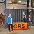 Fra venstre Brian Pedersen, Carl-Erik Würtz Pallesen og Lars Friis er bagmændene bag Container Rescue System. Her ved prototypen på den container, der skal bruges til at fremvise systemet med "redningsvesten", som holder containeren flydende, mens et elektronisk system sørger for at vise containerens lokation. Ambitionen er, at hjælpe både verdenshavene og shippingbranchen, når containere ryger over bord under skibstransporten. Privatfoto
