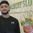 En stolt Mahmoud Zakaria Khatib troppede op på Albertslund Posten og fik månedens Hverdagens Helte-buket. Foto: due.