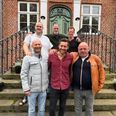 Henrik Neergaard Jensen fra Hadsten (nederst til højre) er blevet medejer af Behandlingscenter Søby Park ved Hammel. Her ses han på trappen foran stedet sammen med to af sine medarbejdere og tre af behandlerne. Foto: jr