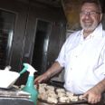 Bagermester Henning Andersen fra GuldBageren i Hørning byder fredag 1. november på en mini-kagemand fra klokken 14.00 til 17.00 i anledning af KrummeKlubbens 20-års jubilæum. Pressefoto