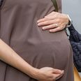 Den ene af de to kvinder er gravid. Arkivfoto: Adobe Stock