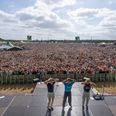 I Aarhus sang 32.000 glade gæster med ved alle otte koncerter. Her hopper de sammen med Hugorm. Foto: Morten Rygaard