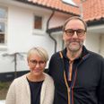 Helene Frejwald og Tonny Møllegaard flyttede ind i Ole Lund Kirkegaards barndomshjem i 2020. Det har budt på mange sjove historier fra folk, der kommer forbi. Foto: Mark Sigetty