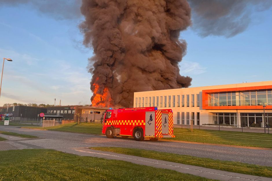 Politi og brandvæsen er tirsdag aften til stede på Niels Borhs Vej i Stilling, hvor der er udbrudt brand i en virksomhed.