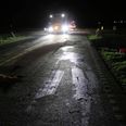Politiet afspærrede vejen, mens der blev ryddet op efter et stort oliespild. Foto: Presse-fotos.dk