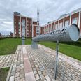 Skulpturen 'Når vi løfter i flok' er symbolet på genrejsningen af bygninger i det gamle dampvæveri. Nu satser boligselskabet B45 på at fuldende byggeriet i samme stil. Foto: Simon Carlson