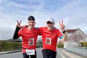 Team Tvilling består af tvillingebrødrene Per og Ole Jørgensen fra Ulstrup. I sidste uge løb de deres halvmaraton nummer 500 og 300 side om side på hjemmebane.