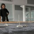 Formand Mathias Bartholomæussen fortæller om fremtidsvisionerne ved modellen af området omkring Grobund. Modellerne bliver brugt som en slags fælles brainstorm for foreningens medlemmer, hvor de kan tegne og skrive idéer på. Foto: Stine Østergaard