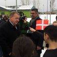 Unge fra Gellerup-Tovshøj Fritidstilbud tog imod Lars Løkke med flag, og han tog sig tid til en lille snak. Foto: Louise Nyvang Burmeister