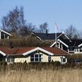 Fra Aarhus til Norddjurs eller Syddjurs: En times kørsel kan reducere din sommerhuspris med millioner. Arkivfoto: Gregers Tycho
