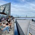 Det er for farligt at bade fra stranden, så der er hegn omkring den. Til gengæld er der en god udsigt ind over havnen og byen. Foto: Tahmasbi