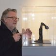 Peter Brandes har formået at skabe debat i Grenaa med sin skulptur "Ofrende" - men alle 27 lokalpolitikere var enige om, at den skal vende tilbage til Torvet.