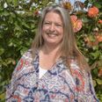 Kari Baklund har tidligere været redaktør af et tidsskrift for islandske heste, er medforfatter af en bog om islandske heste, er medindehaver af Egil's Café og Mols Kafferisteri, kommunikaitons- og marketingansvarlig (fra januar i år på deltid) hos New Nordic Enginering - og nu også forfatter af bogen "100 hemmelige oplevelser i Nationalpark Mols Bjerge". Foto: Anette Bonde.