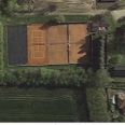 Naboerne har betalt for etableringen af en støjskærm på den kommunale grund mellem tennisbanerne og naboernes ejendom. Den har dog ikke løst konflikten. Foto: Google Earth