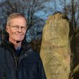 Museumsinspektør Henrik Bredmose Simonsen ved Blicher-stenen. Foto: Per Bille