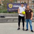 Maksim Sevastjanov fra Rusland og Lukas Valentas fra Litauen dømmer kampene, når de hver uge arrangerer streetfodboldturneringer på Havnepladsen.