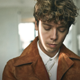 Mads Langer kommer sammen med TV-2 og Jacob Dinesen til slotskoncert ved Frijsenborg Slot i juni 2019.