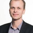 Det er ikke ligefrem med hænderne over hovedet, at Venstres Kasper Bjerregaard sætter sin signatur på budgetaftalen, der er indgået sammen med Socialdemokratiet og Dansk Folkeparti