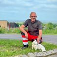 Jogn Møller Hansen er en af Skanderborg Kommunes rottebekæmpere. TIl hjælp i hverdagen har han selskab af Jack Russell terrieren Karla, der har et medfødt instinkt for at jagte rotter - og hun er eminent god til det. Foto: Grethe Bo Madsen