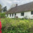 Anne Hanson foran Skovløberhuset ude i Mols Bjerge,