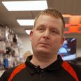 Stefan Granholm anmeldte tyveriet og havde, fortæller han, efterfølgende dialog med politiet om billederne fra butikkens overvågningskamera, som havde fanget flere vellignende fotos af tyven. Foto: TV2 Østjylland.