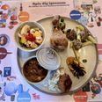 Det starter med frikadeller i 50'erne og fortsætter over forloren skildpadde, lørdagskyllinger og overraskende saftig kalkun, inden tidsrejsen slutter med myrer i den nye madoplevelse i Restaurant Den Gamle Stald. Foto: Simon Carlson